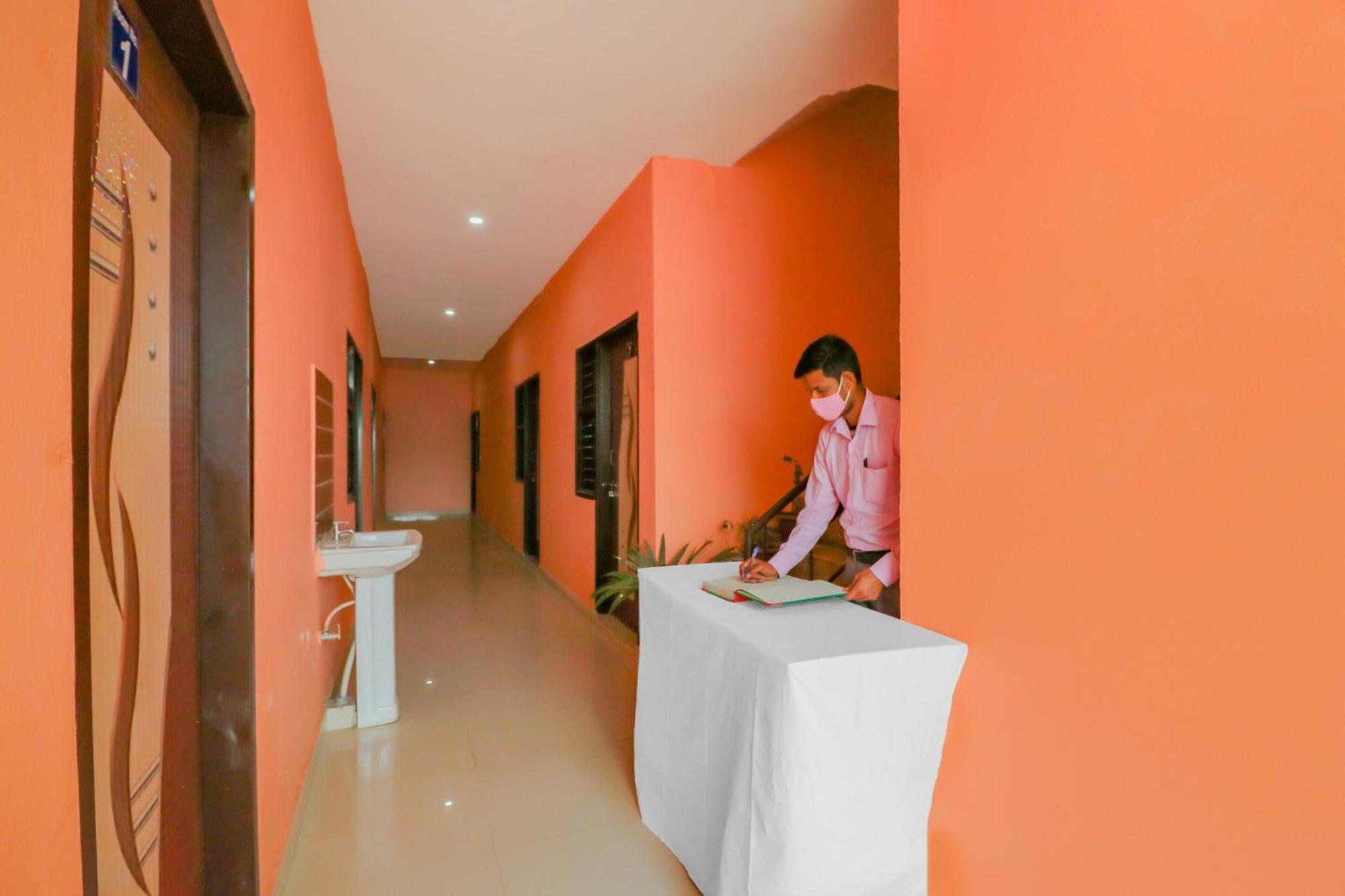 Hotel O Bhardwaj Guest House Garhi Harsaru Ngoại thất bức ảnh